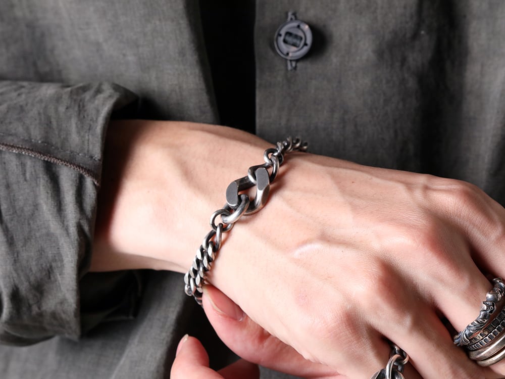DEVOA - 25AW styling - DEVOA - Loose shirt with a striking three-dimensional structure and expressive fabric - M2528 - bracelet filed link （silver） - M1370 - ring mixed chain （silver） - M1180 - 5 ring combi skull （silver） 1-007