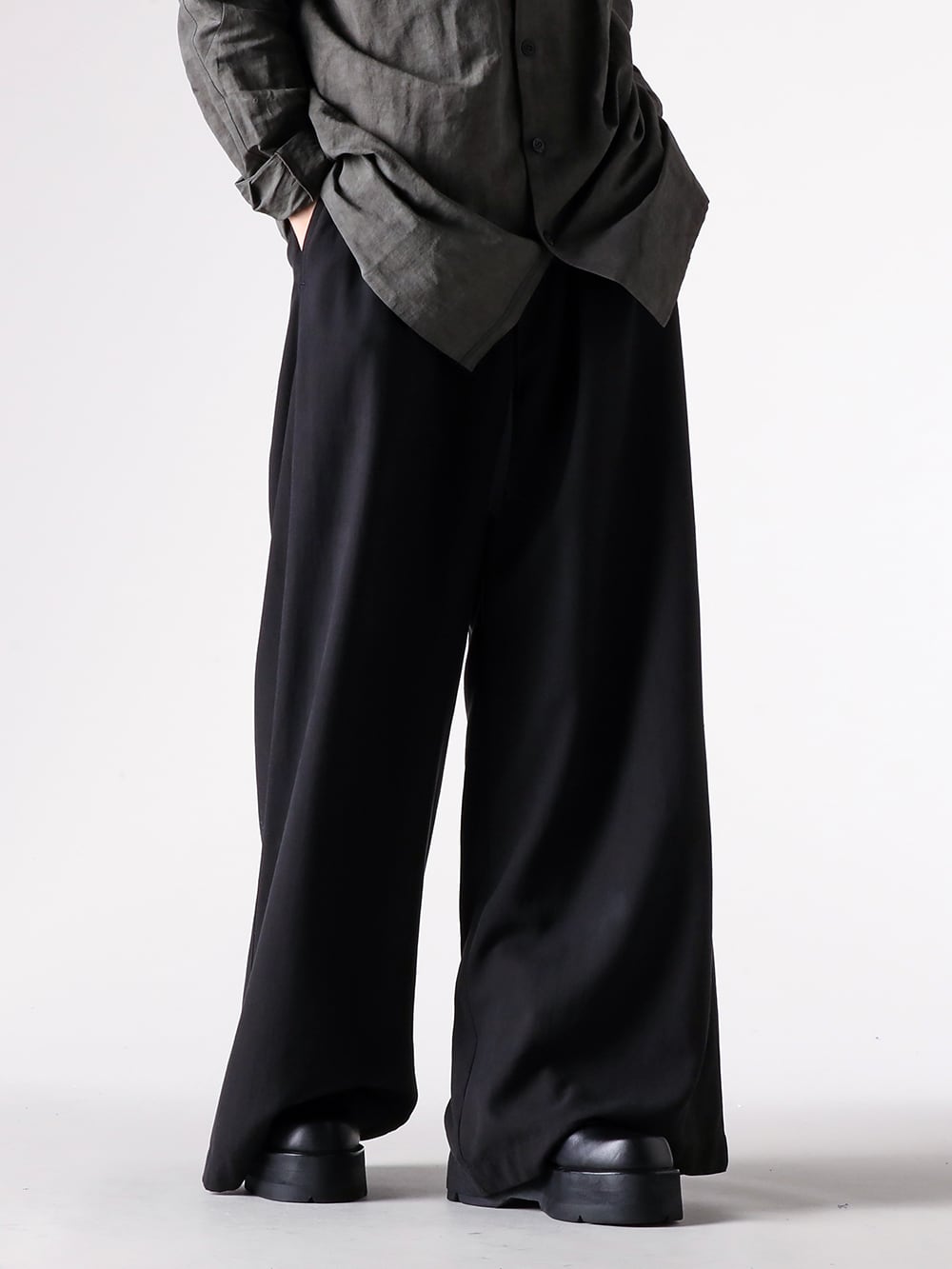 DEVOA - 25AW  - Deep drapes and sturdy footwear create a tranquil, fashionable style. - 2510MTR36 099 - IBERT LOUNGE PANTS （099 BLA） - 907FWM1 - COW SKIN BOOTS （BLACK） 2-001