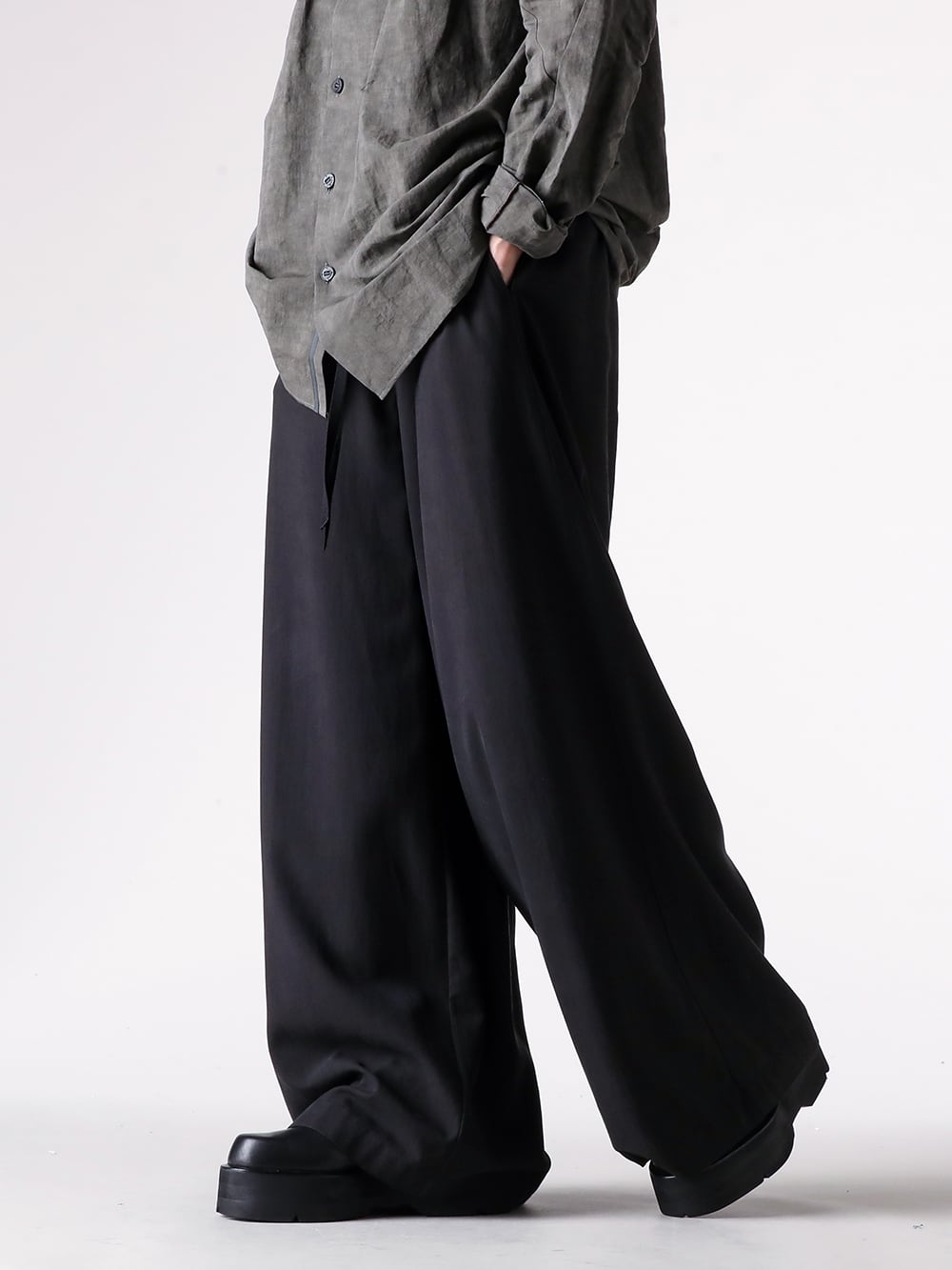 DEVOA - 25AW  - Deep drapes and sturdy footwear create a tranquil, fashionable style. - 2510MTR36 099 - IBERT LOUNGE PANTS （099 BLA） - 907FWM1 - COW SKIN BOOTS （BLACK） 2-002