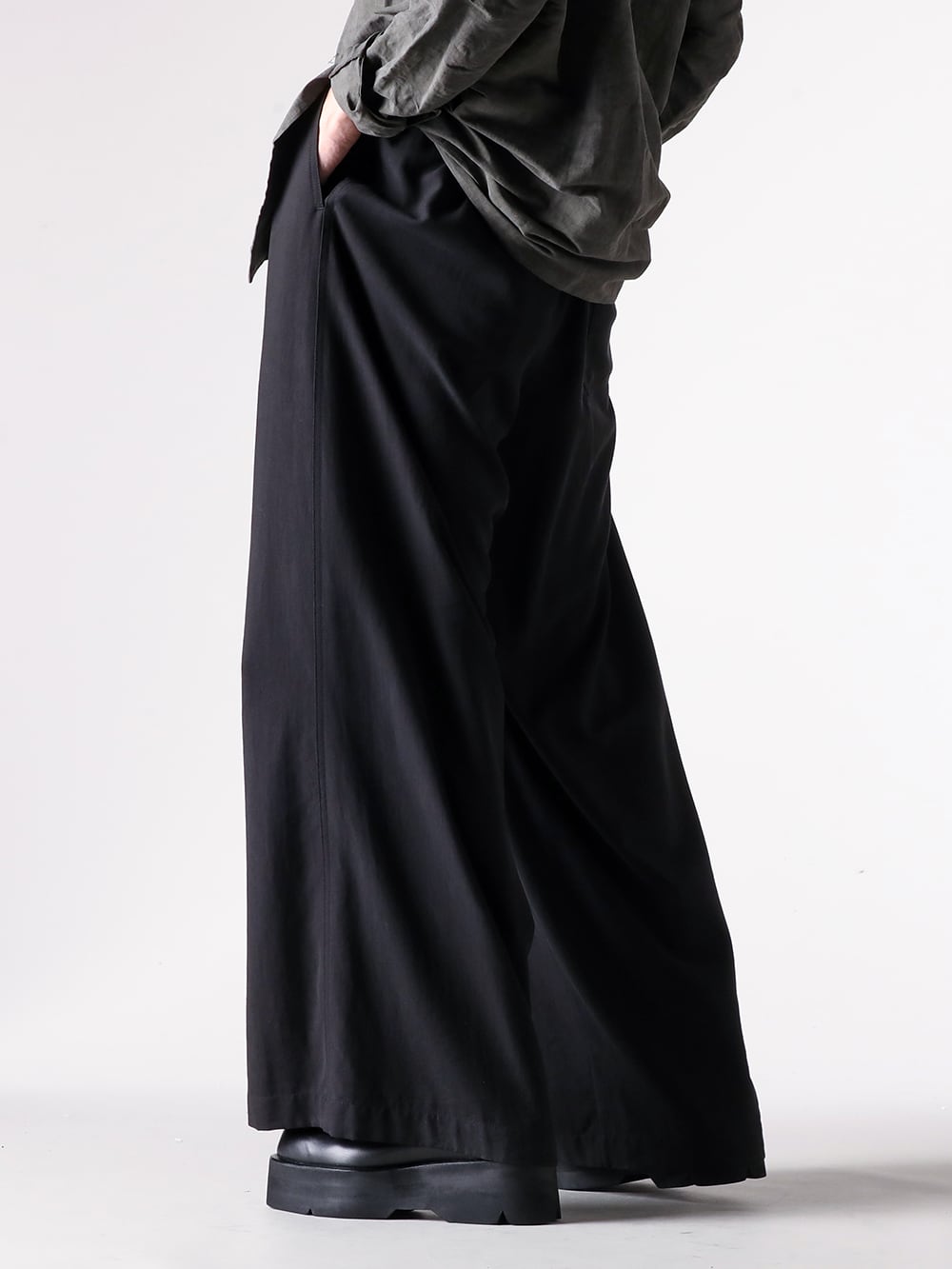 DEVOA - 25AW  - Deep drapes and sturdy footwear create a tranquil, fashionable style. - 2510MTR36 099 - IBERT LOUNGE PANTS （099 BLA） - 907FWM1 - COW SKIN BOOTS （BLACK） 2-003