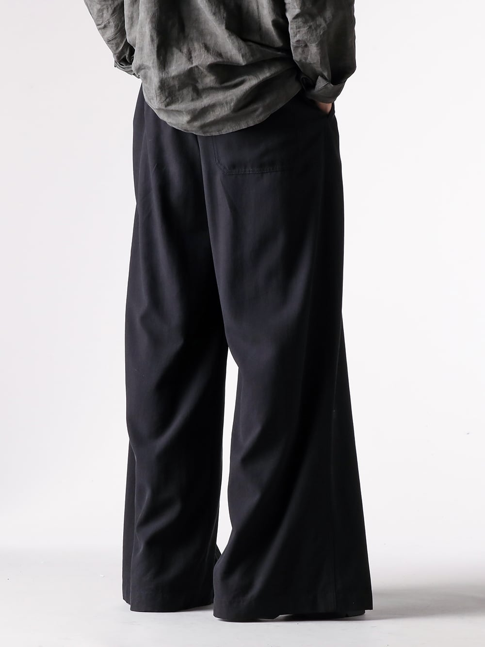 DEVOA - 25AW  - Deep drapes and sturdy footwear create a tranquil, fashionable style. - 2510MTR36 099 - IBERT LOUNGE PANTS （099 BLA） - 907FWM1 - COW SKIN BOOTS （BLACK） 2-004