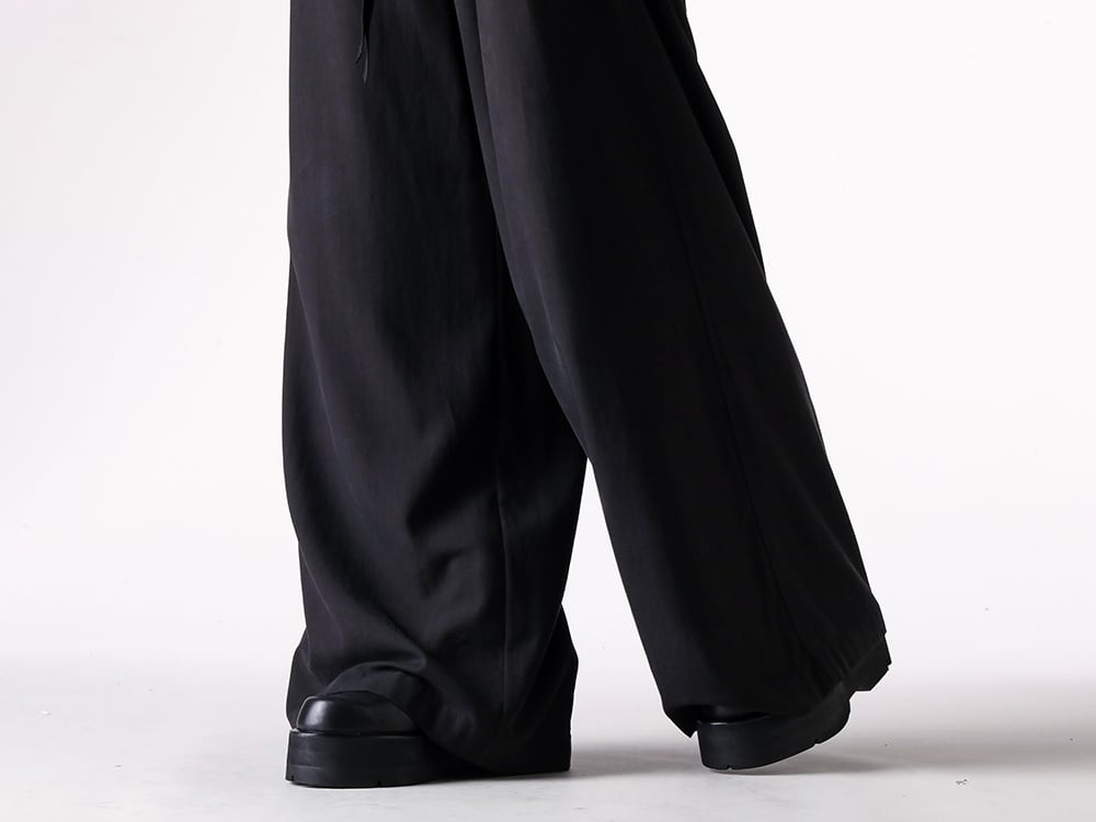 DEVOA - 25AW  - Deep drapes and sturdy footwear create a tranquil, fashionable style. - 2510MTR36 099 - IBERT LOUNGE PANTS （099 BLA） - 907FWM1 - COW SKIN BOOTS （BLACK） 2-005