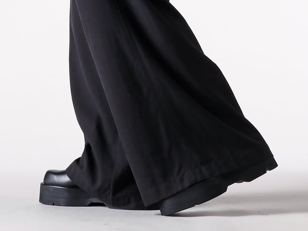 DEVOA - 25AW  - Deep drapes and sturdy footwear create a tranquil, fashionable style. - 2510MTR36 099 - IBERT LOUNGE PANTS （099 BLA） - 907FWM1 - COW SKIN BOOTS （BLACK） 2-006