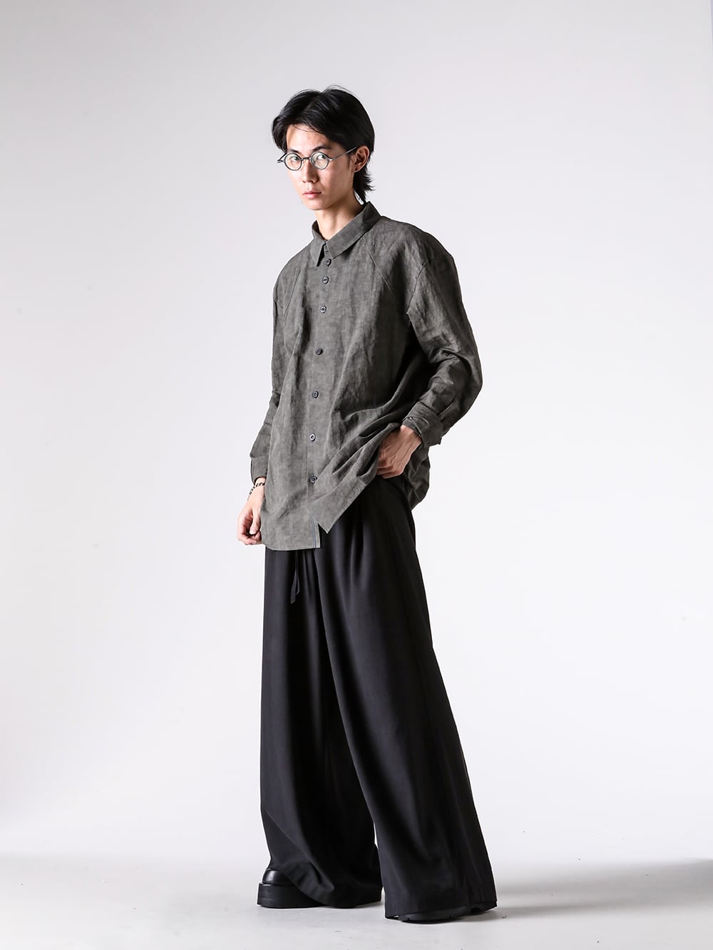 DEVOA - 25AW - Photos showing the entire outfit - SHC-ADNV - Fitted Shirt Cotton / Linen Advanced Dye （DARK GREEN） - 2510MTR36 099 - IBERT LOUNGE PANTS （099 BLA） - 907FWM1 - COW SKIN BOOTS （BLACK） - M2528 - bracelet filed link （silver） - M1370 - ring mixed chain （silver） - M1180 - 5 ring combi skull （silver） - RG1911TI - x ZIGGY CHEN RG1911TI Mad Scientist （AntiqueBronze xAntiqueTitanium xGrayGradient） 3-001