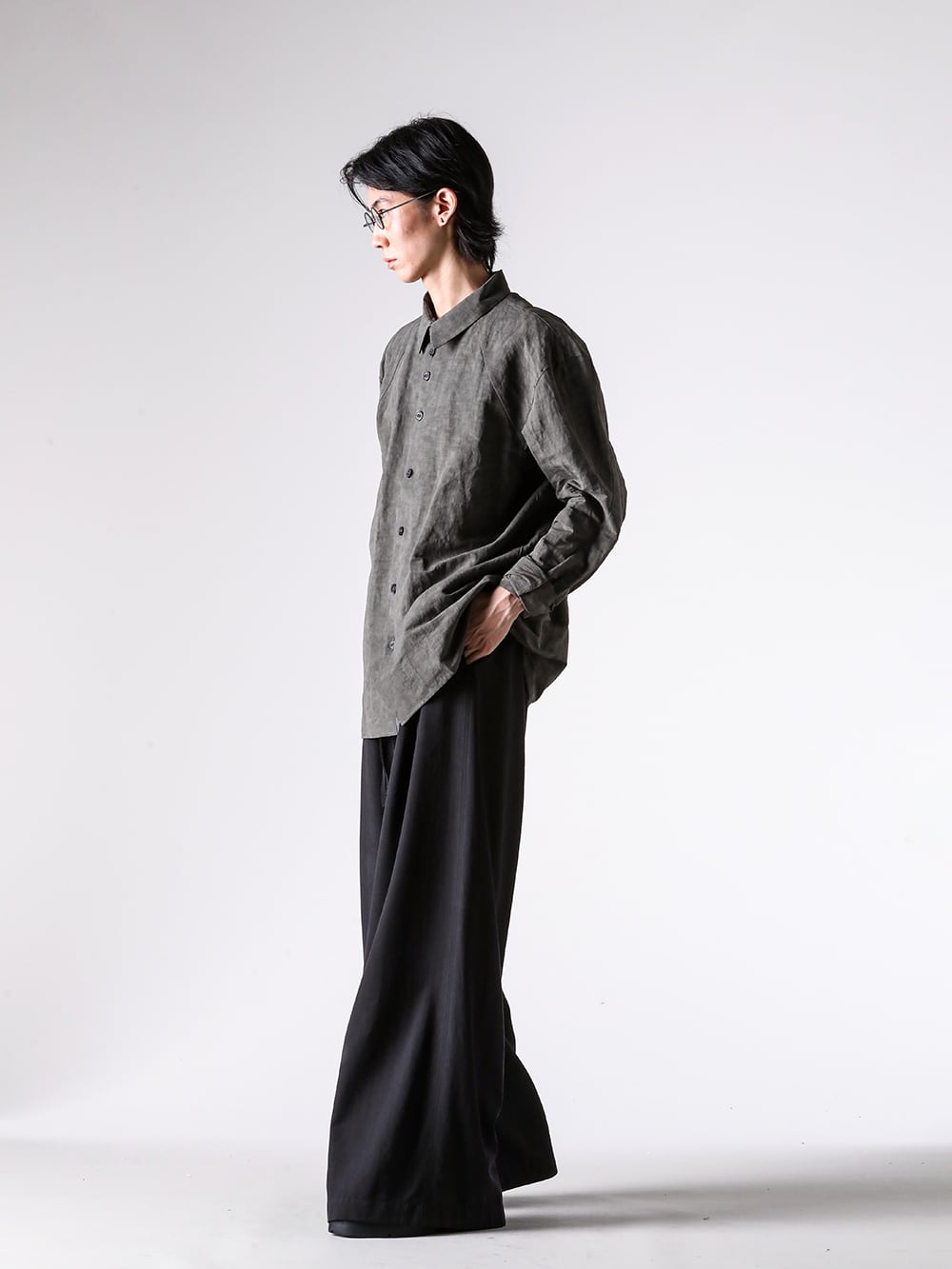 DEVOA - 25AW - Photos showing the entire outfit - SHC-ADNV - Fitted Shirt Cotton / Linen Advanced Dye （DARK GREEN） - 2510MTR36 099 - IBERT LOUNGE PANTS （099 BLA） - 907FWM1 - COW SKIN BOOTS （BLACK） - M2528 - bracelet filed link （silver） - M1370 - ring mixed chain （silver） - M1180 - 5 ring combi skull （silver） - RG1911TI - x ZIGGY CHEN RG1911TI Mad Scientist （AntiqueBronze xAntiqueTitanium xGrayGradient） - 品番+商品名3-4 3-003