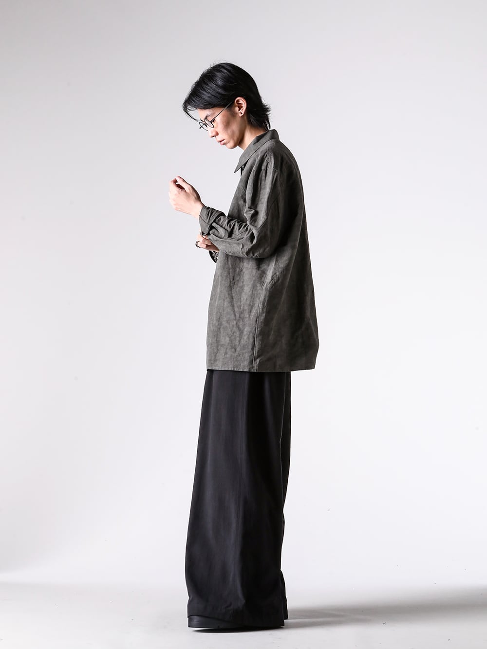 DEVOA - 25AW - Photos showing the entire outfit - SHC-ADNV - Fitted Shirt Cotton / Linen Advanced Dye （DARK GREEN） - 2510MTR36 099 - IBERT LOUNGE PANTS （099 BLA） - 907FWM1 - COW SKIN BOOTS （BLACK） - M2528 - bracelet filed link （silver） - M1370 - ring mixed chain （silver） - M1180 - 5 ring combi skull （silver） - RG1911TI - x ZIGGY CHEN RG1911TI Mad Scientist （AntiqueBronze xAntiqueTitanium xGrayGradient） - 品番+商品名3-4 3-004