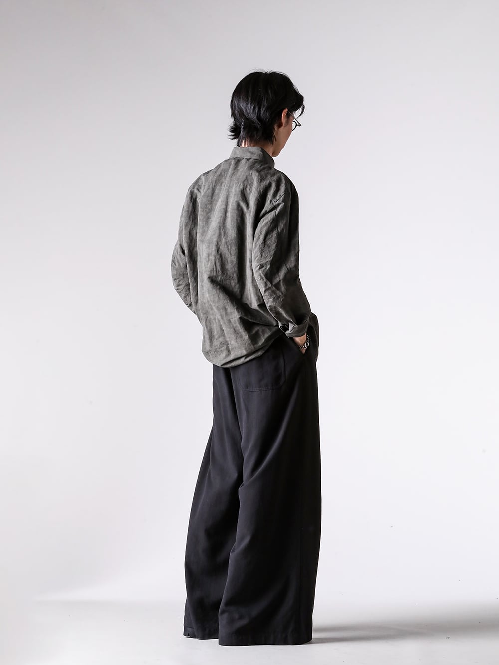 DEVOA - 25AW - Photos showing the entire outfit - SHC-ADNV - Fitted Shirt Cotton / Linen Advanced Dye （DARK GREEN） - 2510MTR36 099 - IBERT LOUNGE PANTS （099 BLA） - 907FWM1 - COW SKIN BOOTS （BLACK） - M2528 - bracelet filed link （silver） - M1370 - ring mixed chain （silver） - M1180 - 5 ring combi skull （silver） - RG1911TI - x ZIGGY CHEN RG1911TI Mad Scientist （AntiqueBronze xAntiqueTitanium xGrayGradient） - 品番+商品名3-4 3-005