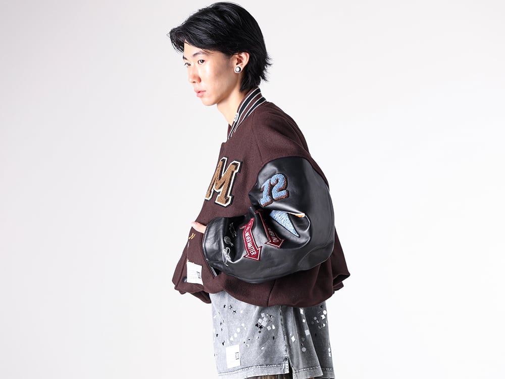 Maison MIHARA YASUHIRO - 25AW スタイリング - ドロップショルダーのシルエットが目を惹くスタジアムジャンパー - B15BL041 - Roll-Up Hem Stadium Jumper - A15TS631 - Embellished Bleached Tee - J15PT124 1-002