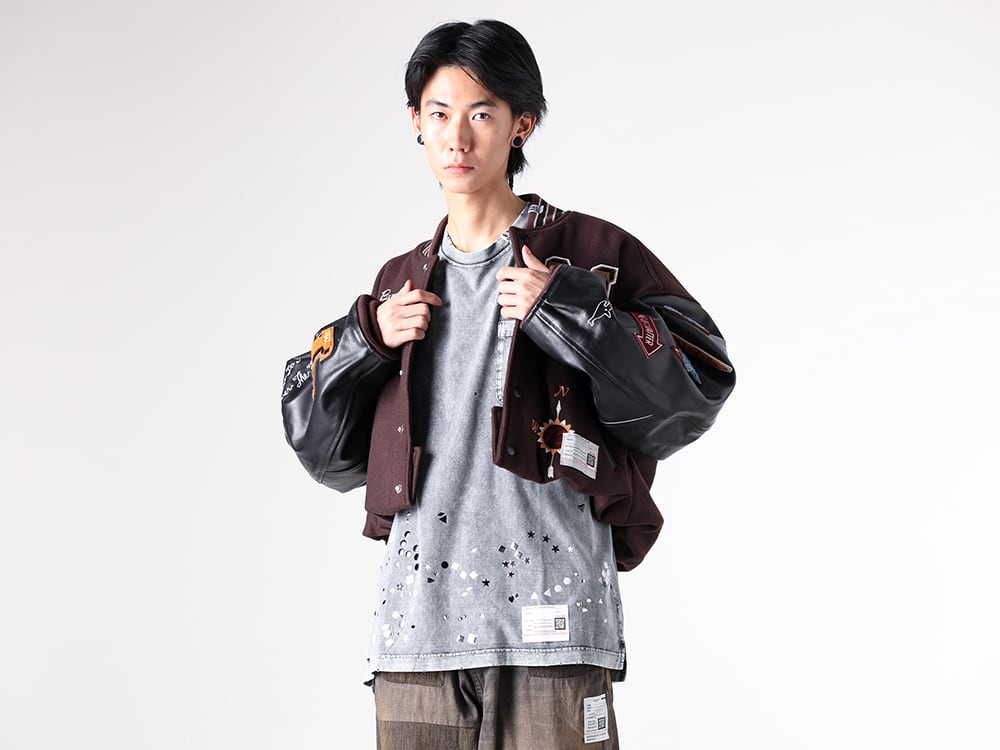 Maison MIHARA YASUHIRO - 25AW スタイリング - ドロップショルダーのシルエットが目を惹くスタジアムジャンパー - B15BL041 - Roll-Up Hem Stadium Jumper - A15TS631 - Embellished Bleached Tee - J15PT124 1-004