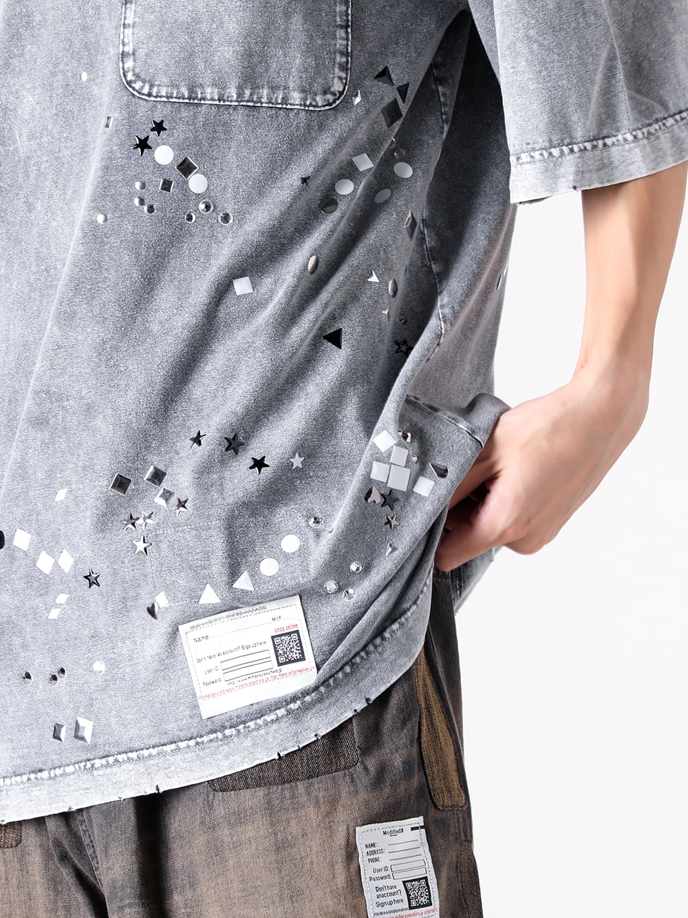 Maison MIHARA YASUHIRO - 25AW スタイリング - ドロップショルダーのシルエットが目を惹くスタジアムジャンパー - A15TS631 - Embellished Bleached Tee - J15PT124 1-007