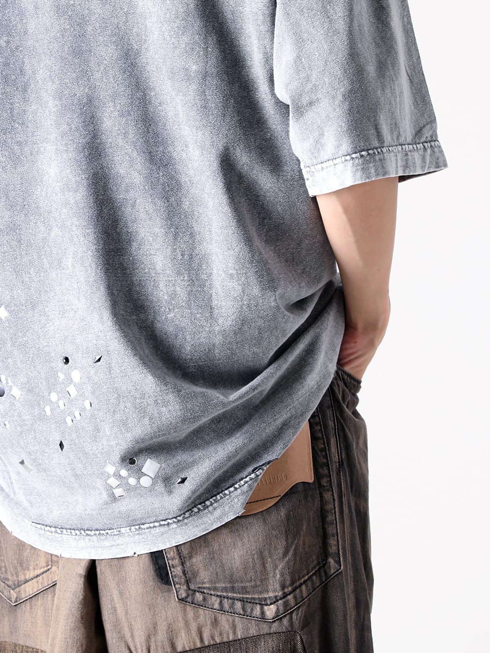 Maison MIHARA YASUHIRO - 25AW スタイリング - ドロップショルダーのシルエットが目を惹くスタジアムジャンパー - A15TS631 - Embellished Bleached Tee - J15PT124 1-008