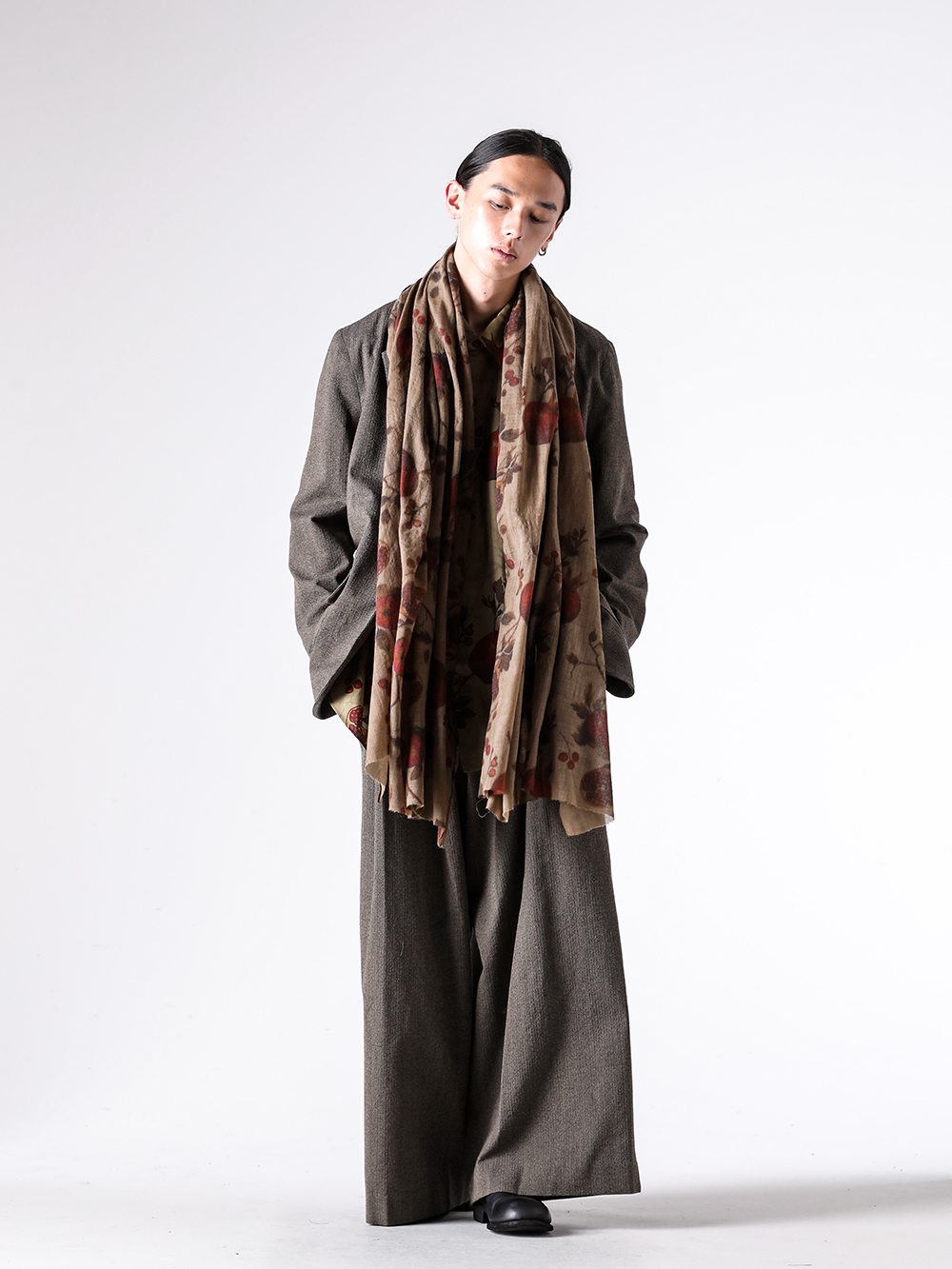 UMA WANG - 25AW - コーディネート全体の写真一覧 - W5/M/UM6512 - JUPITER JKT - W5/M/UM1502 - TAB TOP - W5/M/UM3522 - POETIC PANTS - W5/M/UA0244 - SCARF - W5/M/UB00B2 - WOVEN LEATHER BELT - GR02 - Daddy Shoes 3-001