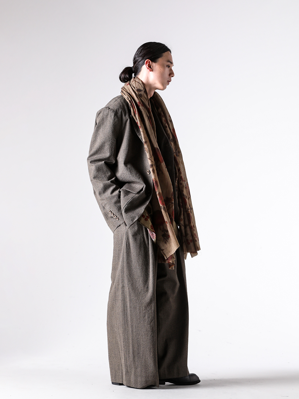 UMA WANG - 25AW - コーディネート全体の写真一覧 - W5/M/UM6512 - JUPITER JKT - W5/M/UM1502 - TAB TOP - W5/M/UM3522 - POETIC PANTS - W5/M/UA0244 - SCARF - W5/M/UB00B2 - WOVEN LEATHER BELT - GR02 - Daddy Shoes 3-002