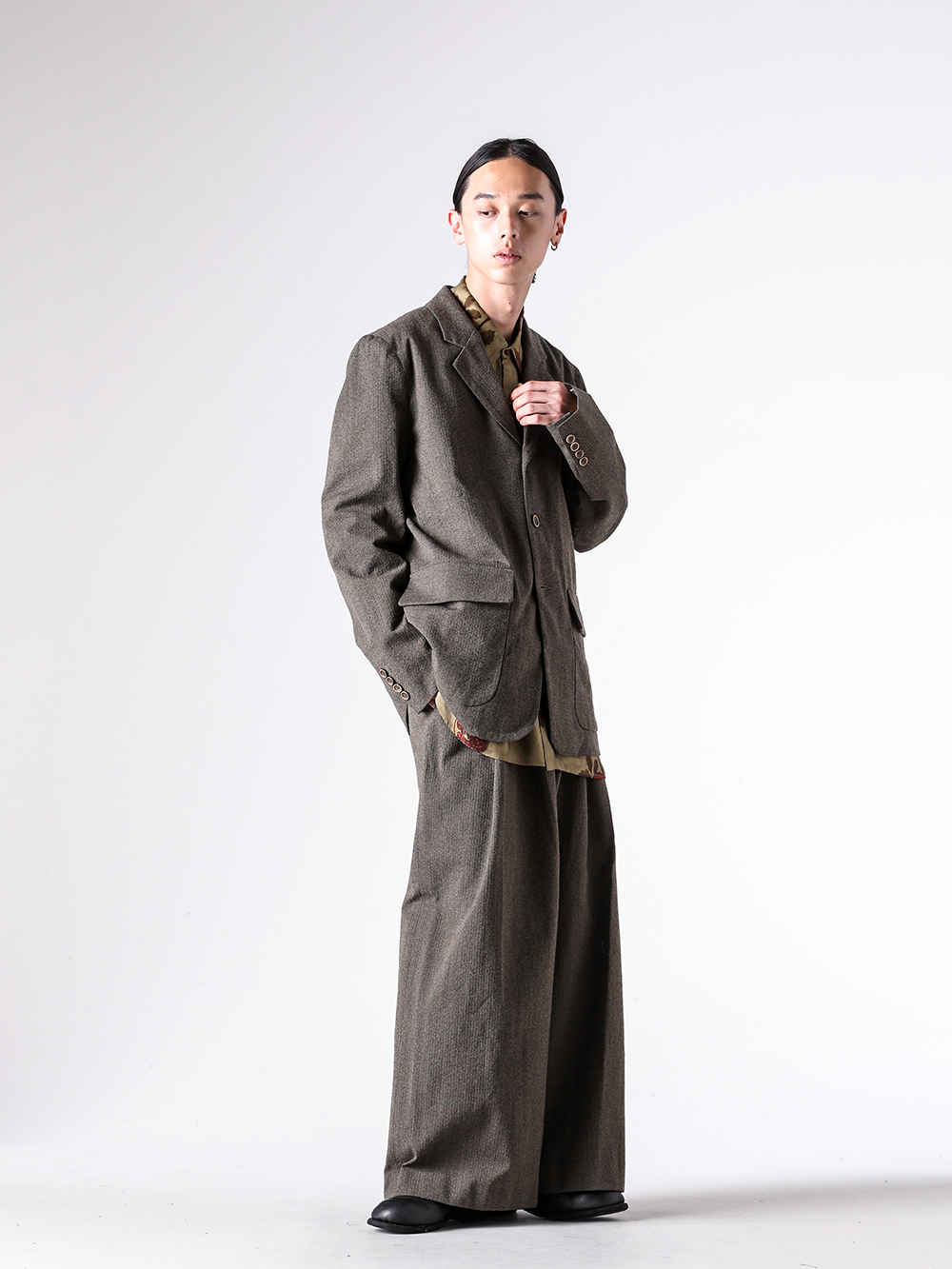 UMA WANG - 25AW - コーディネート全体の写真一覧 - W5/M/UM6512 - JUPITER JKT - W5/M/UM1502 - TAB TOP - W5/M/UM3522 - POETIC PANTS - W5/M/UA0244 - SCARF - W5/M/UB00B2 - WOVEN LEATHER BELT - GR02 - Daddy Shoes 3-003