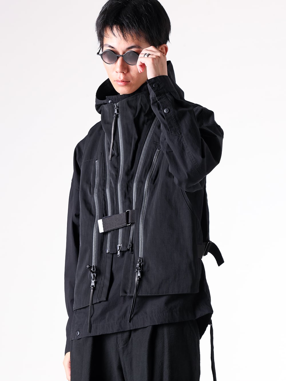 The Viridi-anne - 25AW スタイリング - 5本のジップが強烈なインパクトを放つタクティカルベスト - VI-3891-06 - Nylon/Wool Twill Tactical Vest （BLACK） - VI-3915-02 - Down Proof Product Dyed Hooded Shirt （BLACK） - M1188 - 4 ring combi facettes - VI-MA-032-09 - Finger Ring （POLISH） - RG1022TVA - TVA x RIGARDS RG1022TVA Clip On Sunglasses （AntiqueBlack xBlack xGrayGradient） 1-001