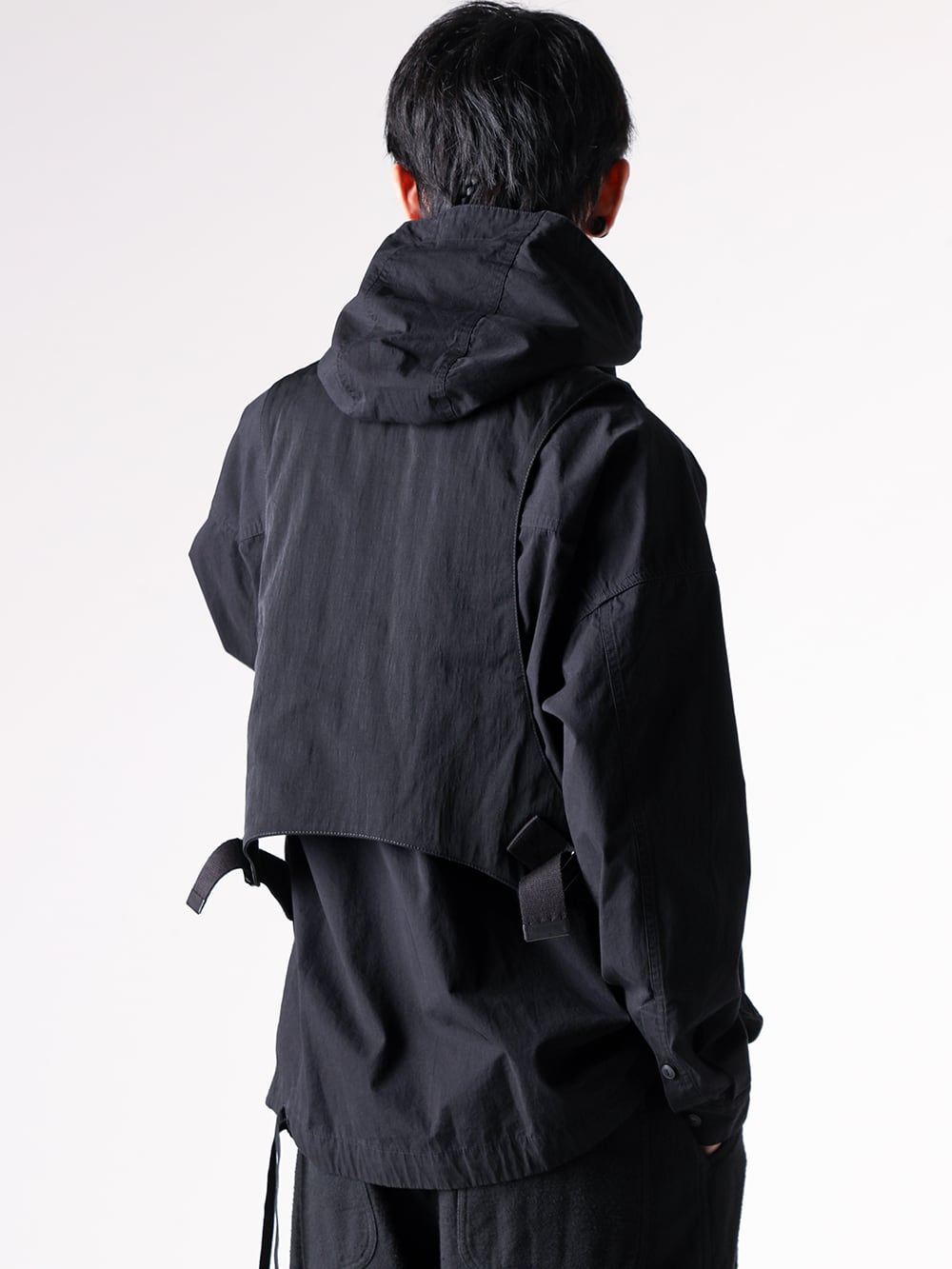 The Viridi-anne - 25AW スタイリング - 5本のジップが強烈なインパクトを放つタクティカルベスト - VI-3891-06 - Nylon/Wool Twill Tactical Vest （BLACK） - VI-3915-02 - Down Proof Product Dyed Hooded Shirt （BLACK） - M1188 - 4 ring combi facettes - VI-MA-032-09 - Finger Ring （POLISH） - RG1022TVA - TVA x RIGARDS RG1022TVA Clip On Sunglasses （AntiqueBlack xBlack xGrayGradient） 1-002