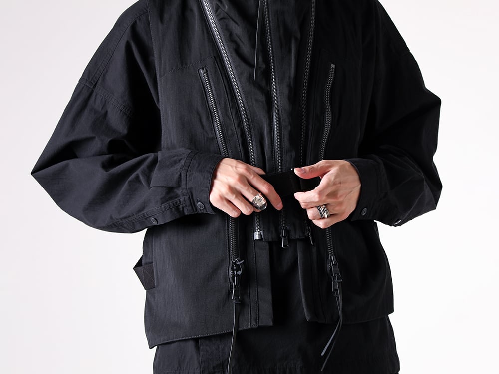 The Viridi-anne - 25AW スタイリング - 5本のジップが強烈なインパクトを放つタクティカルベスト - VI-3891-06 - Nylon/Wool Twill Tactical Vest （BLACK） - VI-3915-02 - Down Proof Product Dyed Hooded Shirt （BLACK） - M1188 - 4 ring combi facettes - VI-MA-032-09 - Finger Ring （POLISH） - RG1022TVA - TVA x RIGARDS RG1022TVA Clip On Sunglasses （AntiqueBlack xBlack xGrayGradient） 1-003