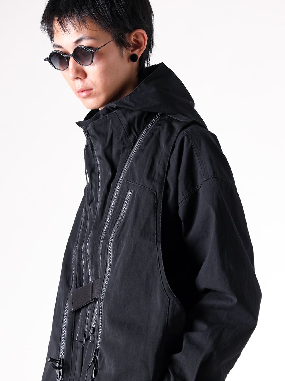 The Viridi-anne - 25AW スタイリング - 5本のジップが強烈なインパクトを放つタクティカルベスト - VI-3891-06 - Nylon/Wool Twill Tactical Vest （BLACK） - VI-3915-02 - Down Proof Product Dyed Hooded Shirt （BLACK） - M1188 - 4 ring combi facettes - VI-MA-032-09 - Finger Ring （POLISH） - RG1022TVA - TVA x RIGARDS RG1022TVA Clip On Sunglasses （AntiqueBlack xBlack xGrayGradient） 1-004