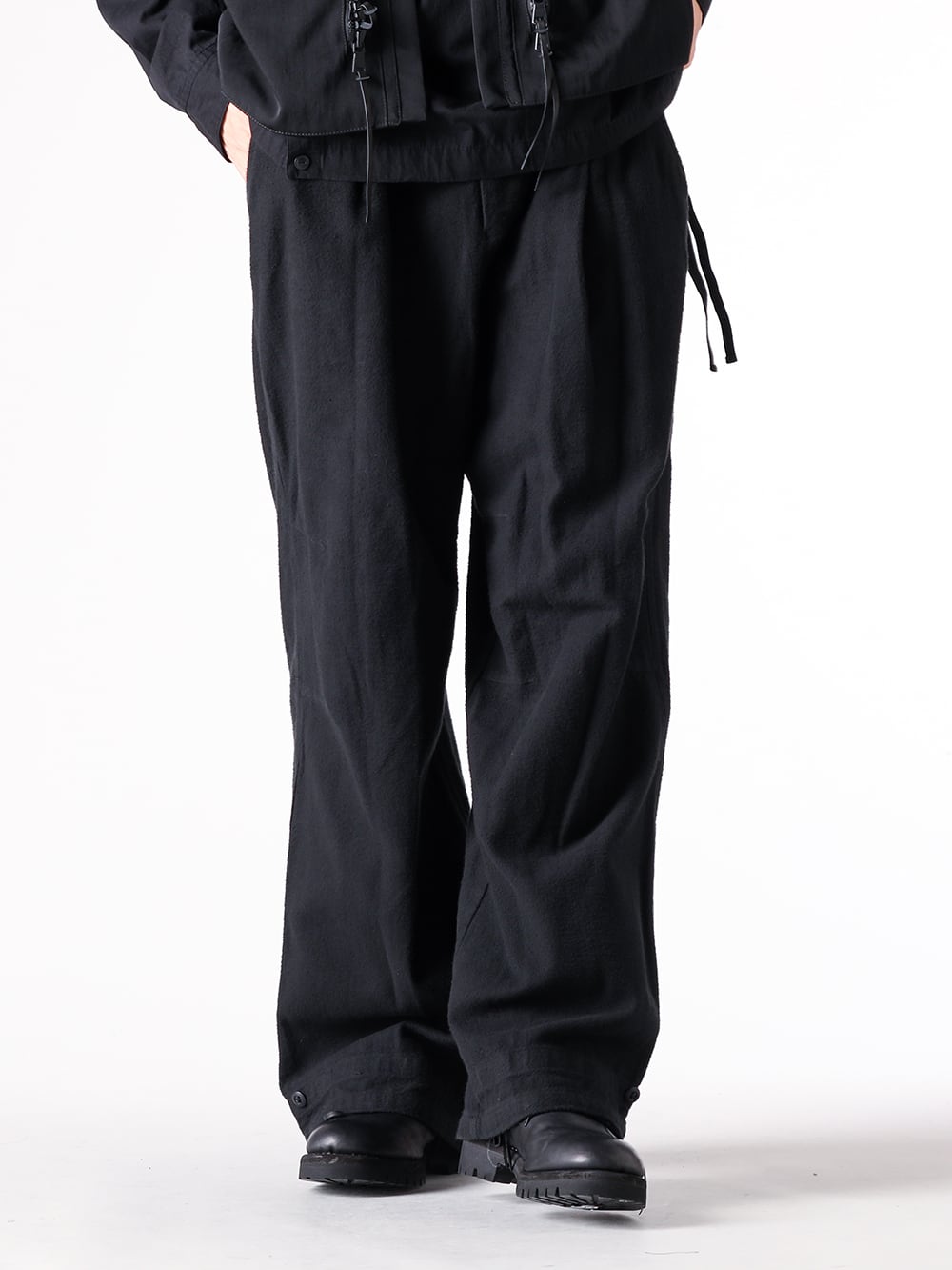 The Viridi-anne - 25AW  - ラフで粗野な雰囲気が漂うワイドパンツ - VI-3908-04 - Brushed Cotton Twill Baggy Pants （BLACK） - 792VX - Norvegian welted Derby Shoes Vibram Sole （Black） 2-001
