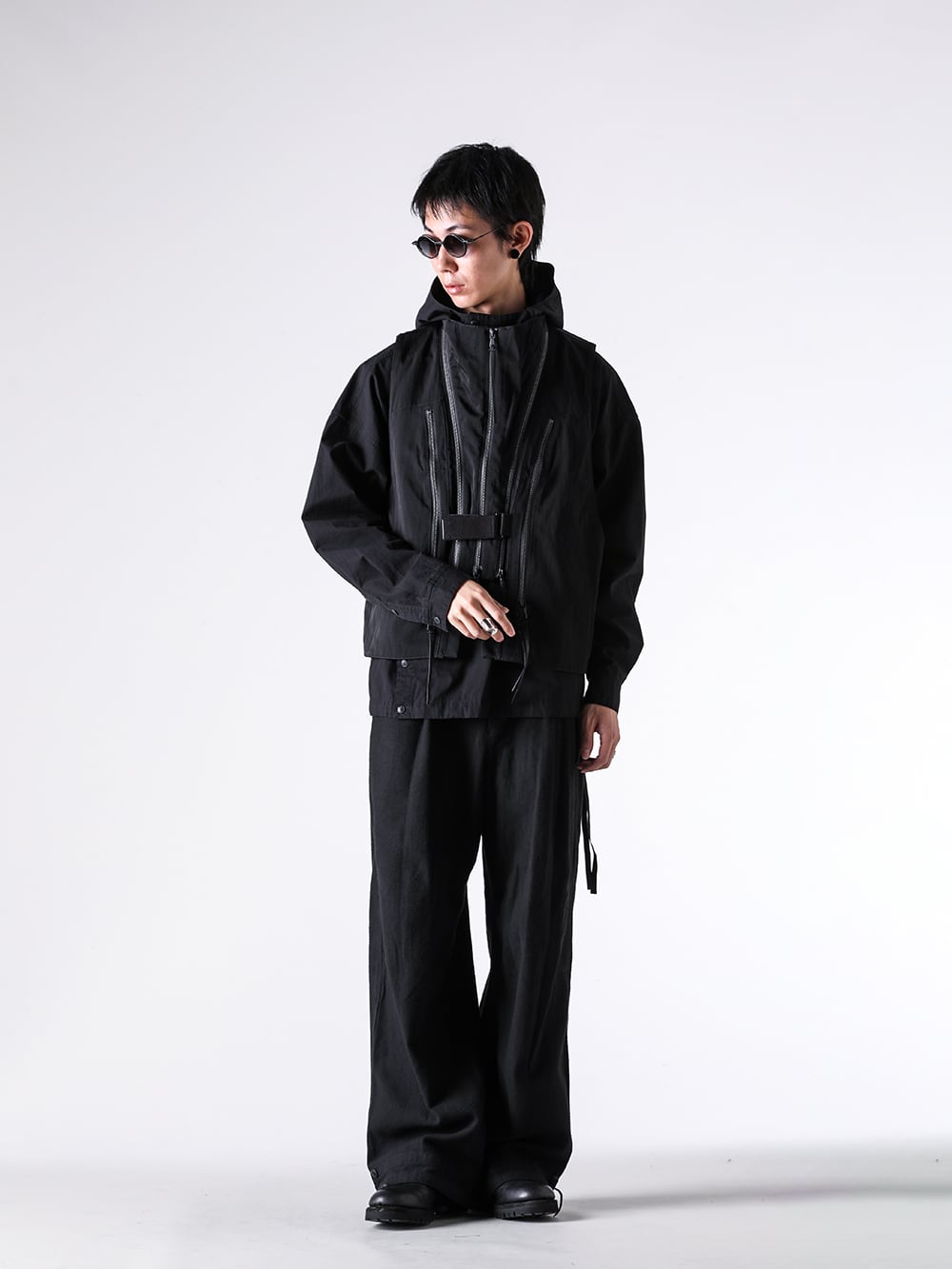 The Viridi-anne - 25AW - コーディネート全体の写真一覧 - VI-3891-06 - Nylon/Wool Twill Tactical Vest （BLACK） - VI-3915-02 - Down Proof Product Dyed Hooded Shirt （BLACK） - VI-3908-04 - Brushed Cotton Twill Baggy Pants （BLACK） - M1188 - 4 ring combi facettes - VI-MA-032-09 - Finger Ring （POLISH） - RG1022TVA - TVA x RIGARDS RG1022TVA Clip On Sunglasses （AntiqueBlack xBlack xGrayGradient） - 792VX - Norvegian welted Derby Shoes Vibram Sole （Black） 3-001