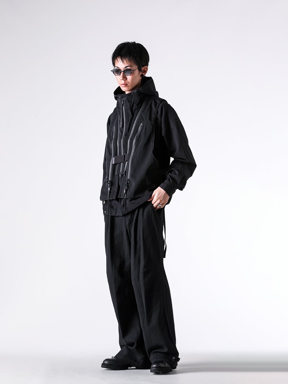 The Viridi-anne - 25AW - コーディネート全体の写真一覧 - VI-3891-06 - Nylon/Wool Twill Tactical Vest （BLACK） - VI-3915-02 - Down Proof Product Dyed Hooded Shirt （BLACK） - VI-3908-04 - Brushed Cotton Twill Baggy Pants （BLACK） - M1188 - 4 ring combi facettes - VI-MA-032-09 - Finger Ring （POLISH） - RG1022TVA - TVA x RIGARDS RG1022TVA Clip On Sunglasses （AntiqueBlack xBlack xGrayGradient） - 792VX - Norvegian welted Derby Shoes Vibram Sole （Black） 3-002