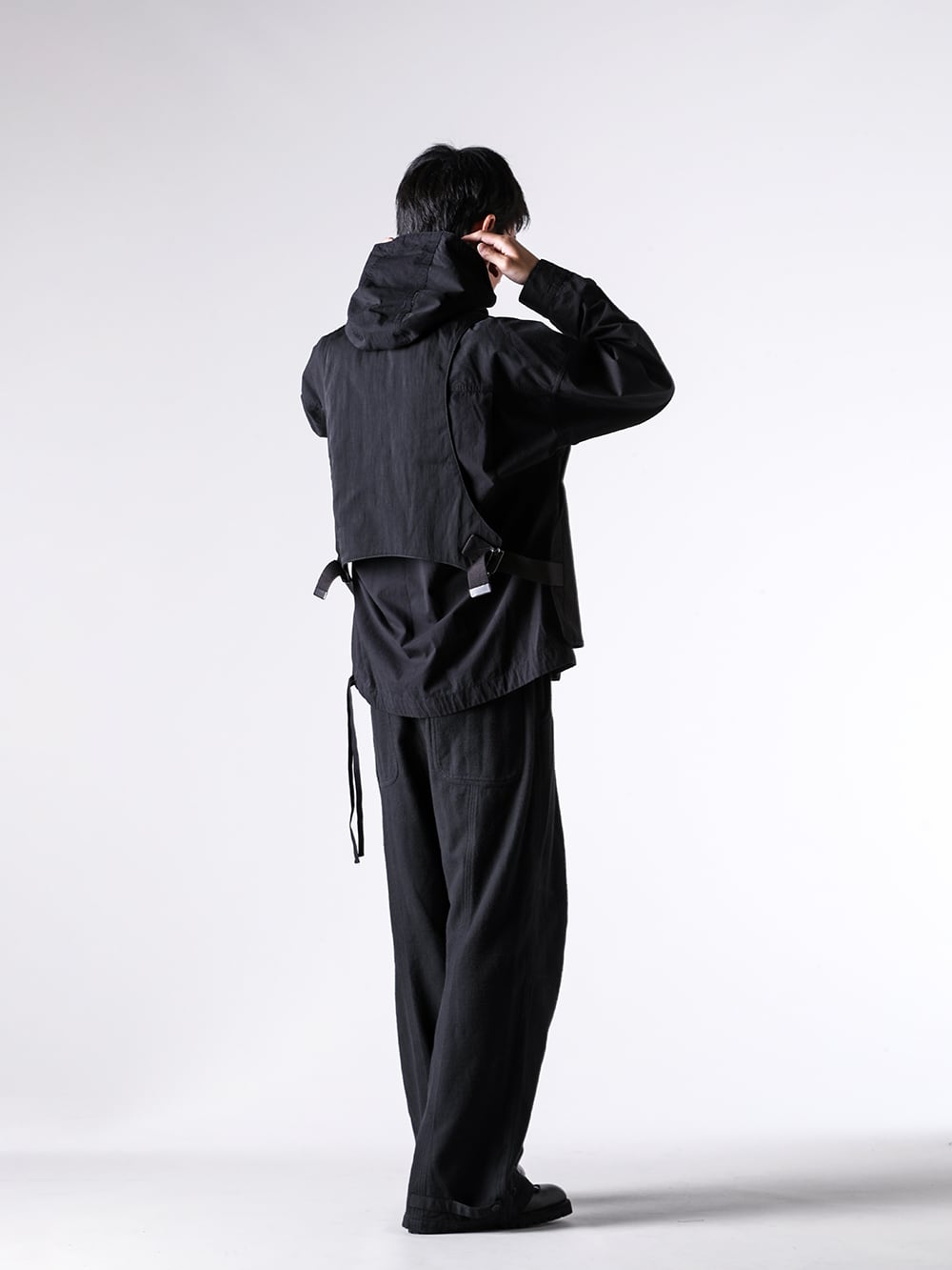 The Viridi-anne - 25AW - コーディネート全体の写真一覧 - VI-3891-06 - Nylon/Wool Twill Tactical Vest （BLACK） - VI-3915-02 - Down Proof Product Dyed Hooded Shirt （BLACK） - VI-3908-04 - Brushed Cotton Twill Baggy Pants （BLACK） - M1188 - 4 ring combi facettes - VI-MA-032-09 - Finger Ring （POLISH） - RG1022TVA - TVA x RIGARDS RG1022TVA Clip On Sunglasses （AntiqueBlack xBlack xGrayGradient） - 792VX - Norvegian welted Derby Shoes Vibram Sole （Black） 3-003