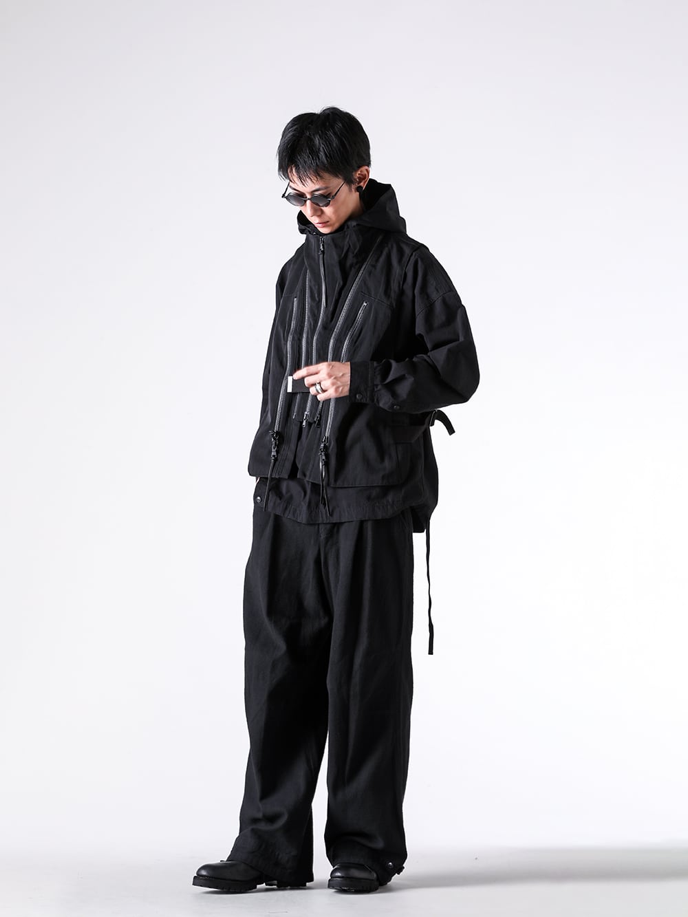 The Viridi-anne - 25AW - コーディネート全体の写真一覧 - VI-3891-06 - Nylon/Wool Twill Tactical Vest （BLACK） - VI-3915-02 - Down Proof Product Dyed Hooded Shirt （BLACK） - VI-3908-04 - Brushed Cotton Twill Baggy Pants （BLACK） - M1188 - 4 ring combi facettes - VI-MA-032-09 - Finger Ring （POLISH） - RG1022TVA - TVA x RIGARDS RG1022TVA Clip On Sunglasses （AntiqueBlack xBlack xGrayGradient） - 792VX - Norvegian welted Derby Shoes Vibram Sole （Black） 3-004