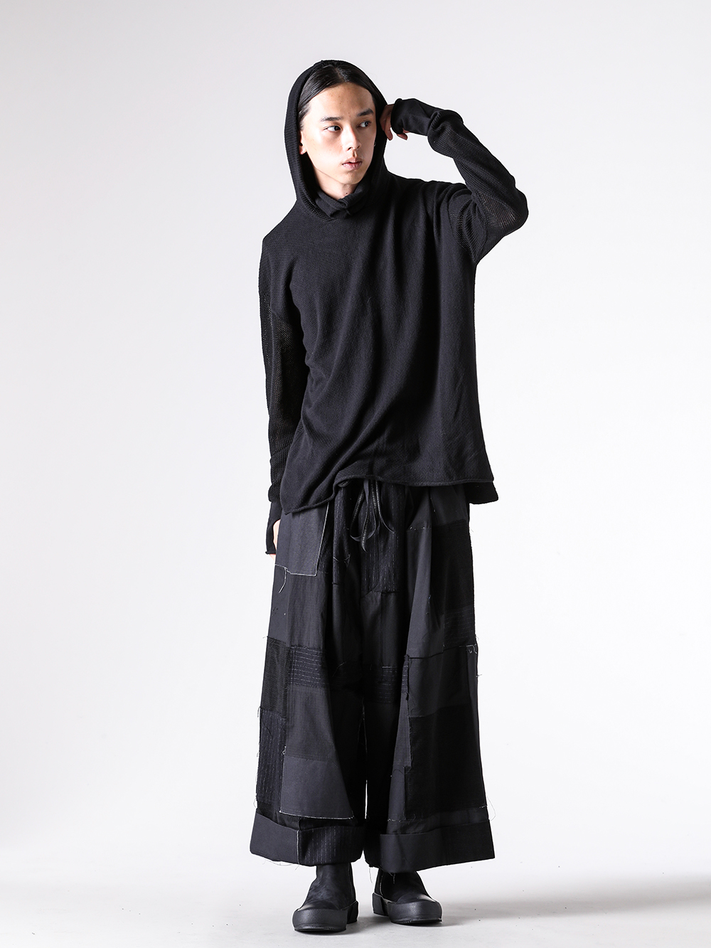 ISO - 25AW - スタイリング全身 - ISO-039-KNT ISO Mask Hooded Knit - ISO-019-TRS ISO Patchwork Wide Cropped Pants - FW-SHCN Sneakers Cow Nuback Leather 3-002