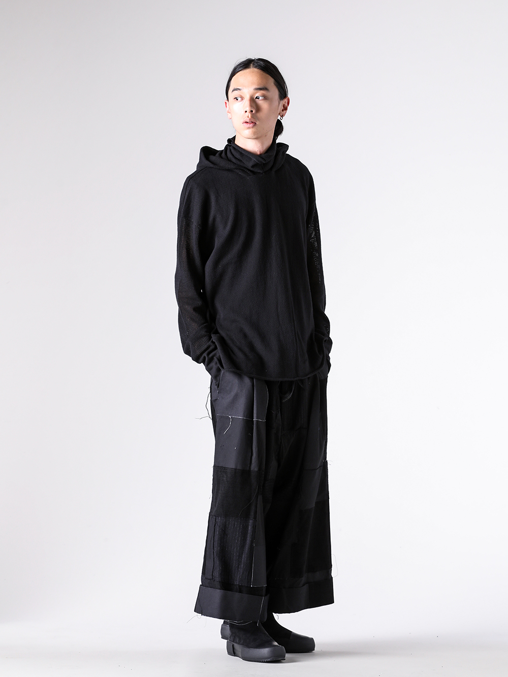 ISO - 25AW - スタイリング全身 - ISO-039-KNT ISO Mask Hooded Knit - ISO-019-TRS ISO Patchwork Wide Cropped Pants - FW-SHCN Sneakers Cow Nuback Leather 3-003