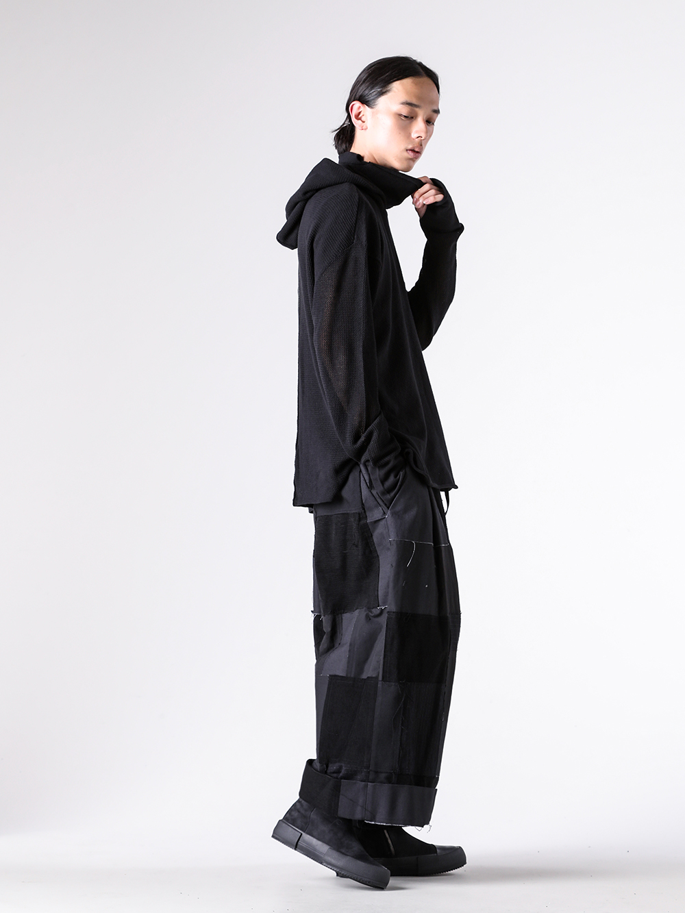 ISO - 25AW - スタイリング全身 - ISO-039-KNT ISO Mask Hooded Knit - ISO-019-TRS ISO Patchwork Wide Cropped Pants - FW-SHCN Sneakers Cow Nuback Leather 3-004
