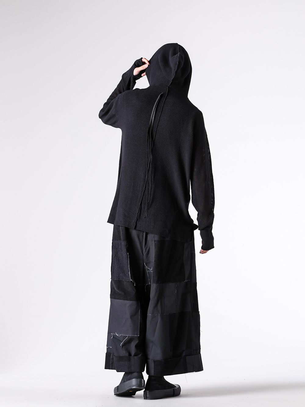 ISO - 25AW - スタイリング全身 - ISO-039-KNT ISO Mask Hooded Knit - ISO-019-TRS ISO Patchwork Wide Cropped Pants - FW-SHCN Sneakers Cow Nuback Leather 3-005
