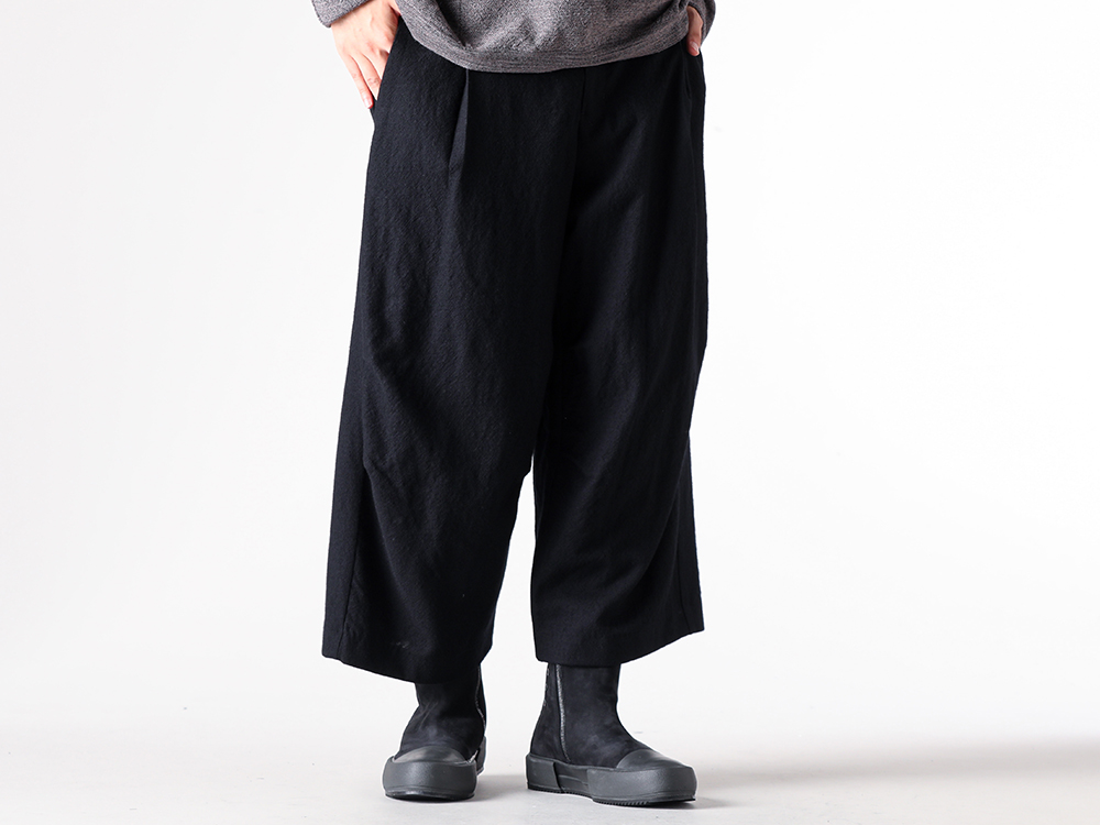 DEVOA - 25AW - Cropped Baggy Pants with Masterful 3D Cutting and Fabric Choice - PTI-GFBC Cropped Pants Virgin Wool - FW-SHCN Sneakers Cow Nuback Leather 2-001