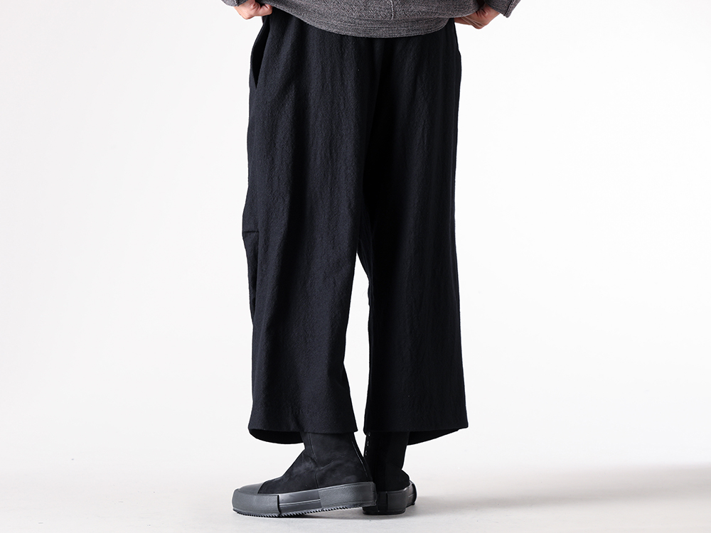 DEVOA - 25AW - Cropped Baggy Pants with Masterful 3D Cutting and Fabric Choice - PTI-GFBC Cropped Pants Virgin Wool - FW-SHCN Sneakers Cow Nuback Leather 2-004