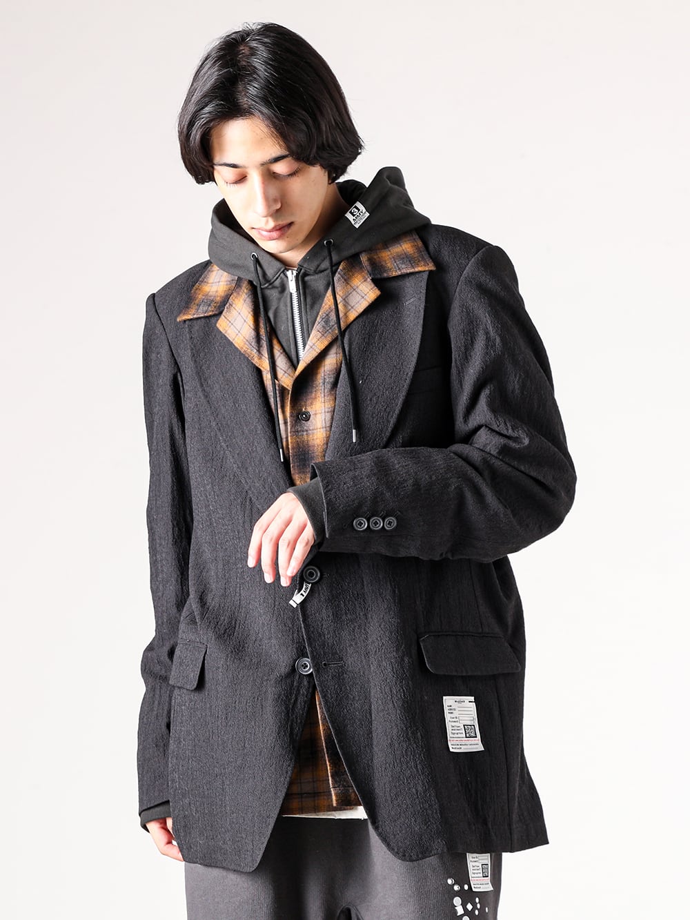 Maison MIHARA YASUHIRO - 25AW スタイリング - 3つのアイテムをレイヤードさせたジャケット - J15JK131 - Triple Layered Blazer - J15LT751 - Embellished Distressed Long Sleeves Tee 1-001
