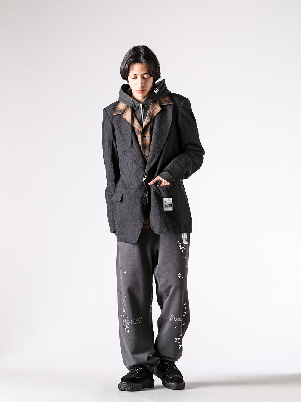 Maison MIHARA YASUHIRO - 25AW - コーディネート全体の写真一覧 - J15JK131 - Triple Layered Blazer - J15LT751 - Embellished Distressed Long Sleeves Tee - J15PT724 - Embellished Distressed Pants - S14FW710 - THAMES / Suede Interlace Shoes 3-001