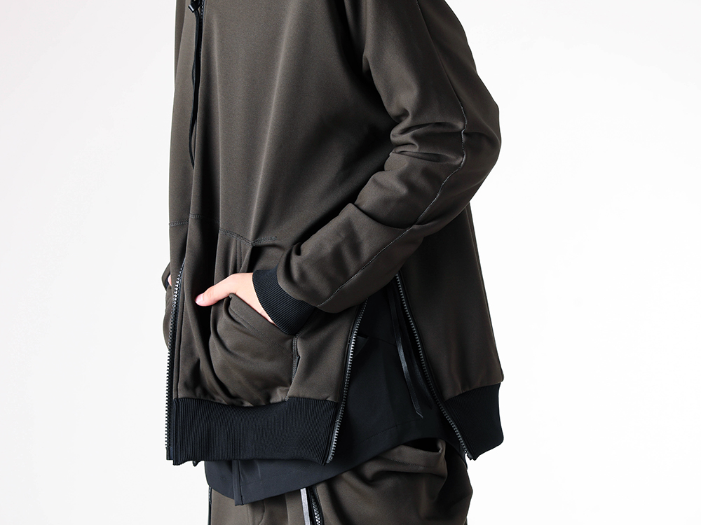 RIPVANWINKLE - 25AW スタイリング - トラックジャケットとアノラックシャツが見せる曲線美 - RB-700 Dolman Track Jacket 1-003