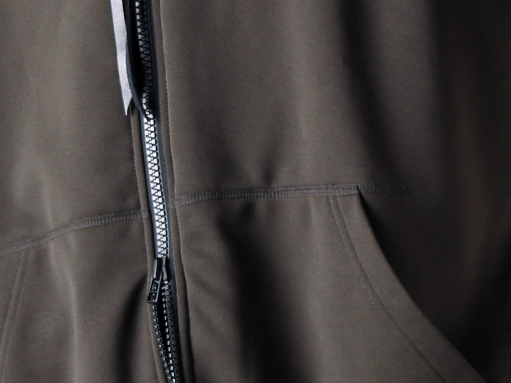 RIPVANWINKLE - 25AW スタイリング - トラックジャケットとアノラックシャツが見せる曲線美 - RB-700 Dolman Track Jacket 1-004