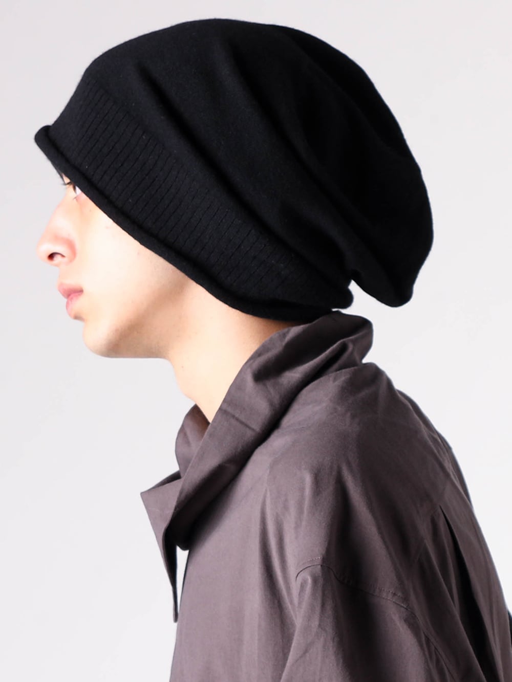 ZIGGY CHEN - 25AW styling - A shirt jacket with a military-inspired design - 0M2530727 - High Neck Shirt Jacket - 0M2535607 - Oversized Beanie - 0M2534014 - Newsboy Bag 1-008