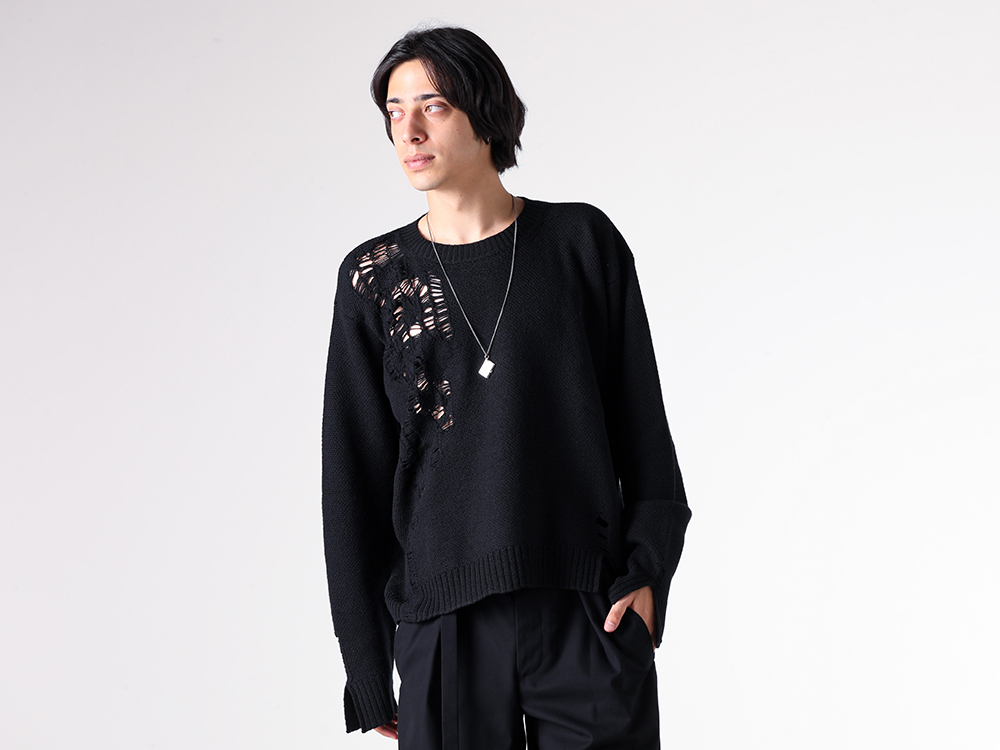 Ann Demeulemeester(アンドゥムルメステール) - 25-26AW - 上半身 - WALDON DESTROYED SEED STITCH CREW NECK SWEATER (2520-M-KN45-KN071-099) - JEDO BOOK PENDANT NECKLACE (2502-M-JN03-JW020-070) 1-001