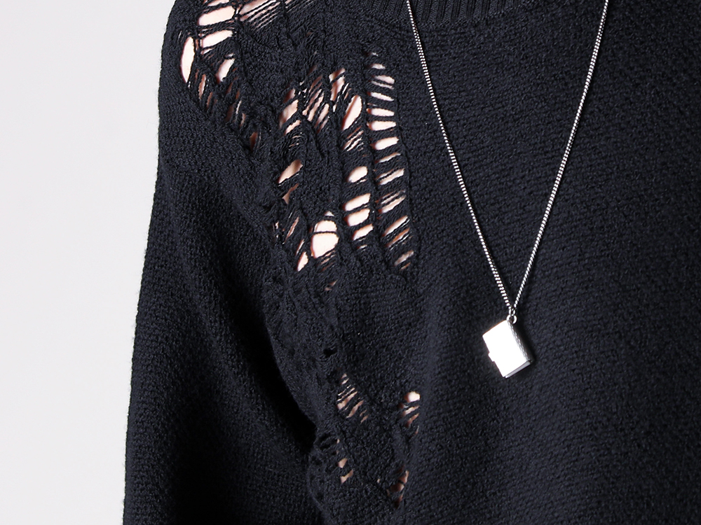 Ann Demeulemeester(アンドゥムルメステール) - 25-26AW - 上半身 - WALDON DESTROYED SEED STITCH CREW NECK SWEATER (2520-M-KN45-KN071-099) - JEDO BOOK PENDANT NECKLACE (2502-M-JN03-JW020-070) 1-002