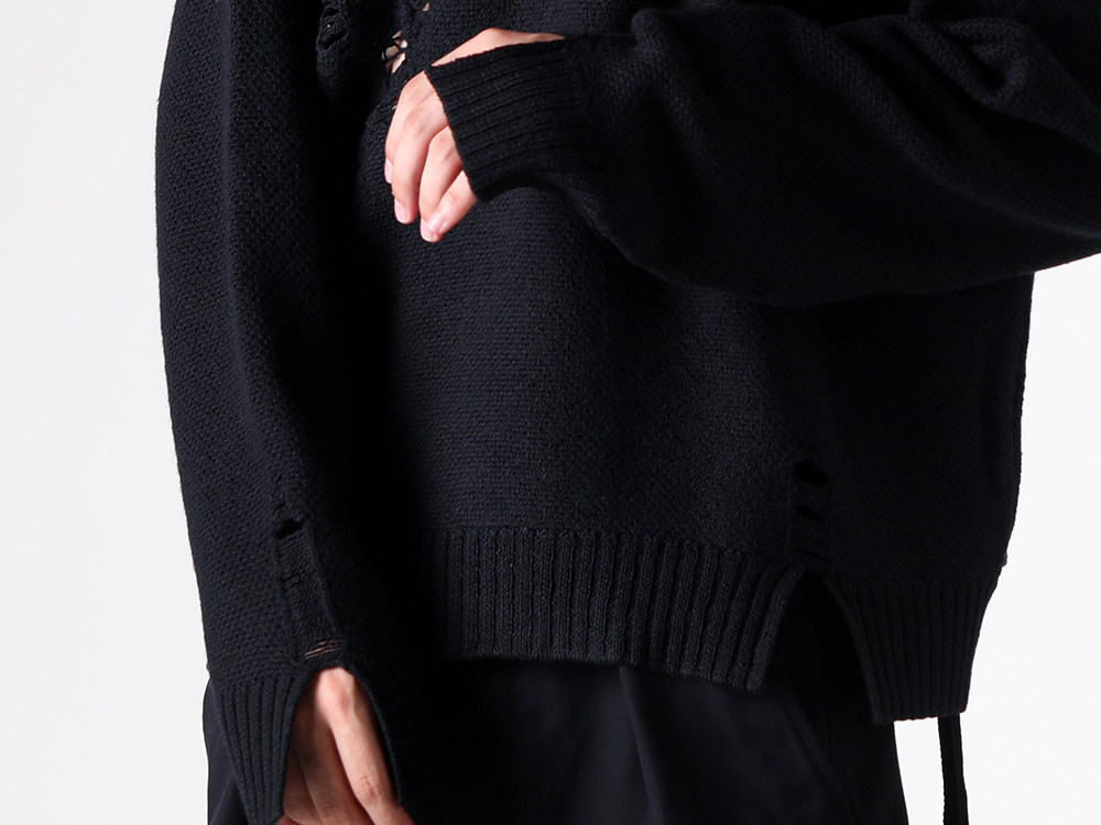Ann Demeulemeester(アンドゥムルメステール) - 25-26AW - 上半身 - WALDON DESTROYED SEED STITCH CREW NECK SWEATER (2520-M-KN45-KN071-099) - JEDO BOOK PENDANT NECKLACE (2502-M-JN03-JW020-070) 1-004