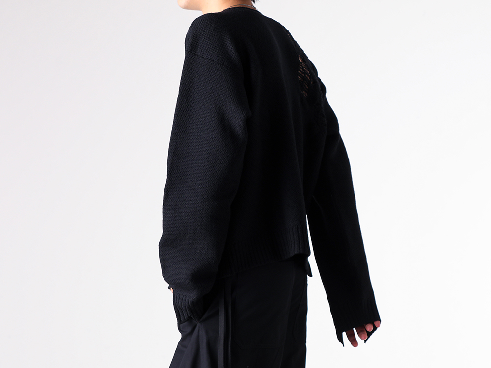 Ann Demeulemeester(アンドゥムルメステール) - 25-26AW - 上半身 - WALDON DESTROYED SEED STITCH CREW NECK SWEATER (2520-M-KN45-KN071-099) - JEDO BOOK PENDANT NECKLACE (2502-M-JN03-JW020-070) 1-005