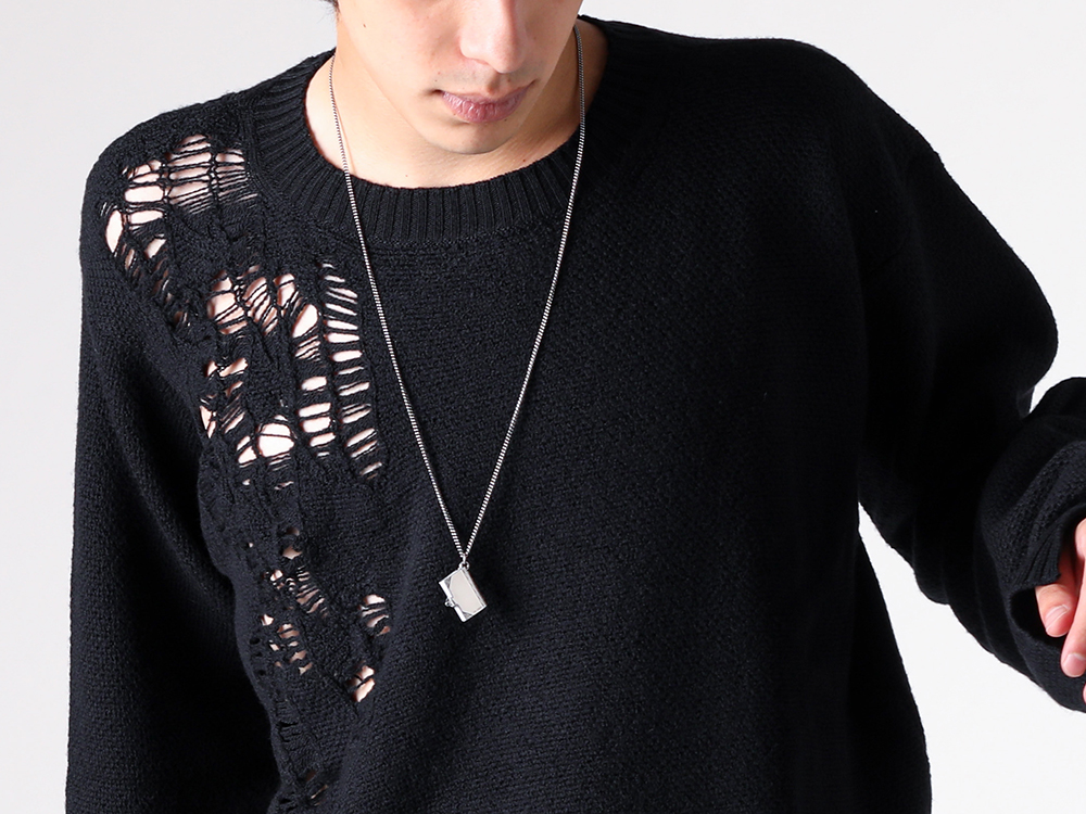 Ann Demeulemeester(アンドゥムルメステール) - 25-26AW - 上半身 - WALDON DESTROYED SEED STITCH CREW NECK SWEATER (2520-M-KN45-KN071-099) - JEDO BOOK PENDANT NECKLACE (2502-M-JN03-JW020-070) 1-007
