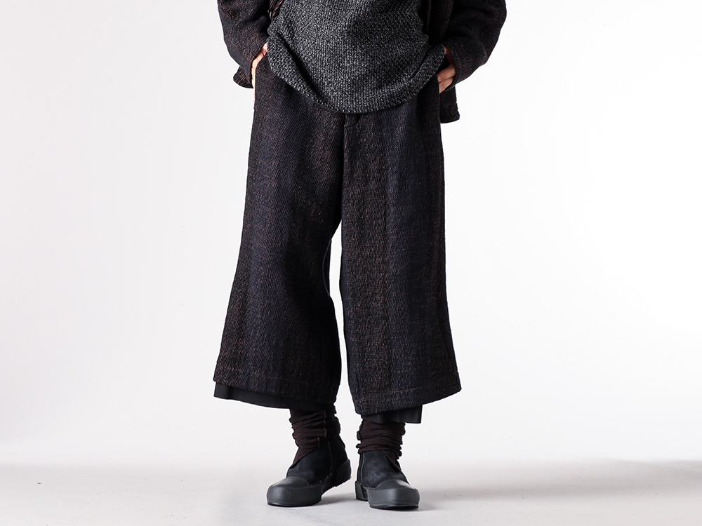 CROMAGNON - 25-26AW  - Cropped trousers with an appealing cylindrical silhouette - Cropped Pants Hand Woven Stripe (CP-HWSCP) - Sneakers Cow Nuback Leather (FW-SHCN) - ISO Knitted Leg Warmers (ISO-042-ACC) 2-001