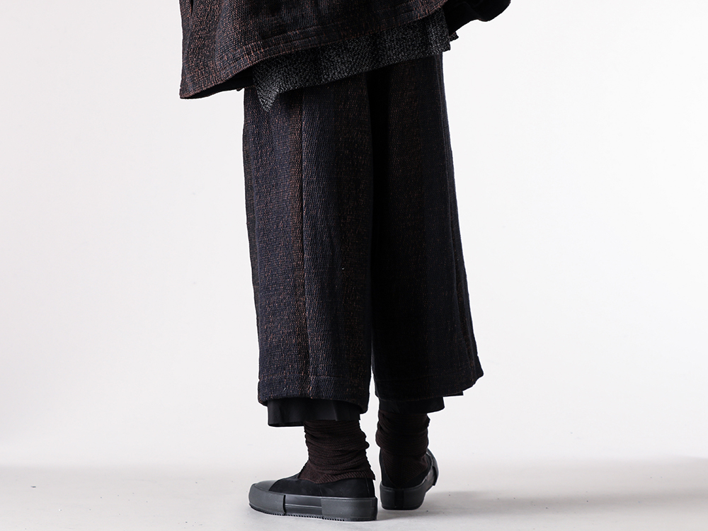 CROMAGNON - 25-26AW  - Cropped trousers with an appealing cylindrical silhouette - Cropped Pants Hand Woven Stripe (CP-HWSCP) - Sneakers Cow Nuback Leather (FW-SHCN) - ISO Knitted Leg Warmers (ISO-042-ACC) 2-002