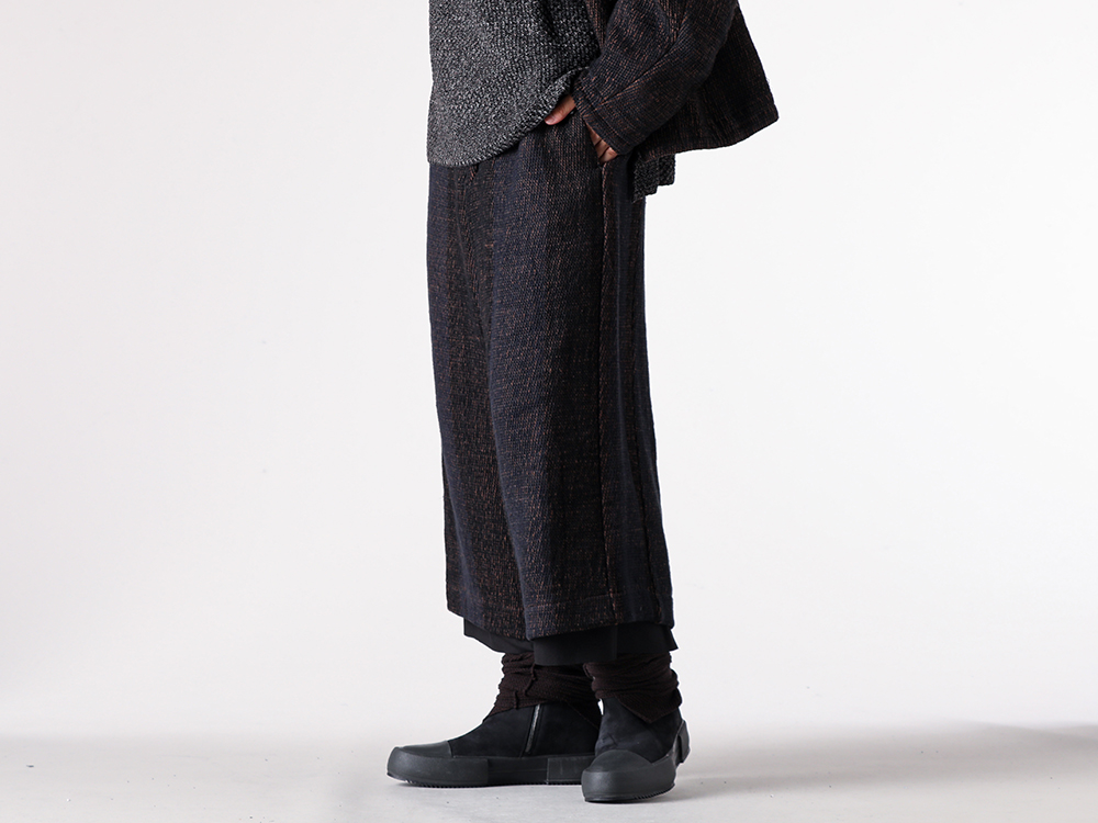CROMAGNON - 25-26AW  - Cropped trousers with an appealing cylindrical silhouette - Cropped Pants Hand Woven Stripe (CP-HWSCP) - Sneakers Cow Nuback Leather (FW-SHCN) - ISO Knitted Leg Warmers (ISO-042-ACC) 2-004