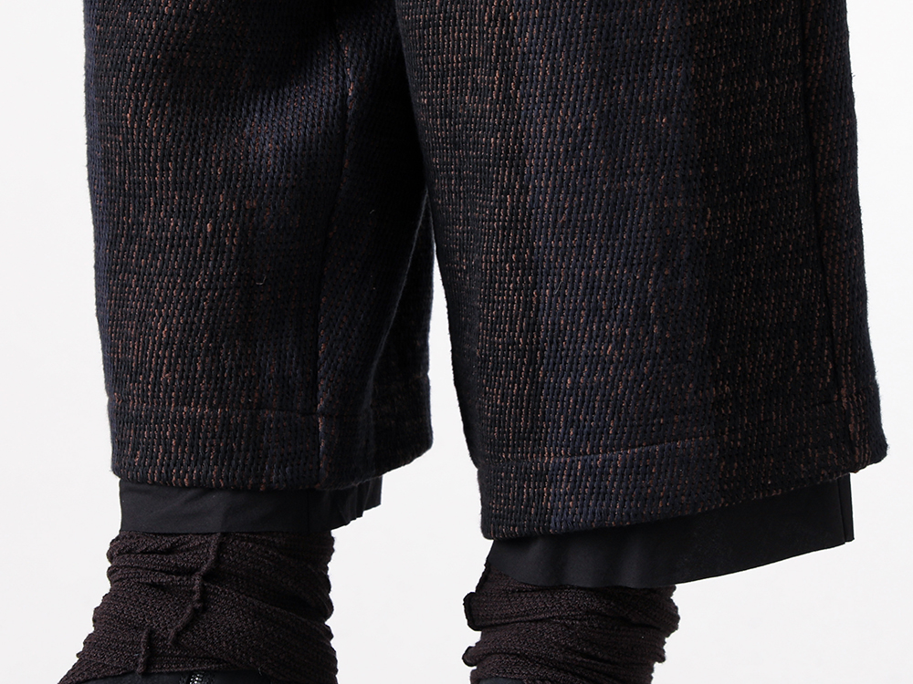CROMAGNON - 25-26AW  - Cropped trousers with an appealing cylindrical silhouette - Cropped Pants Hand Woven Stripe (CP-HWSCP) - Sneakers Cow Nuback Leather (FW-SHCN) - ISO Knitted Leg Warmers (ISO-042-ACC) 2-005