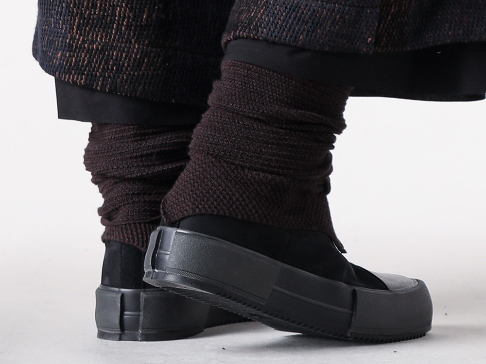 CROMAGNON - 25-26AW  - Cropped trousers with an appealing cylindrical silhouette - Cropped Pants Hand Woven Stripe (CP-HWSCP) - Sneakers Cow Nuback Leather (FW-SHCN) - ISO Knitted Leg Warmers (ISO-042-ACC) 2-007