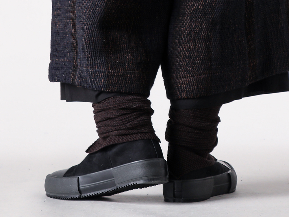 CROMAGNON - 25-26AW  - Cropped trousers with an appealing cylindrical silhouette - Cropped Pants Hand Woven Stripe (CP-HWSCP) - Sneakers Cow Nuback Leather (FW-SHCN) - ISO Knitted Leg Warmers (ISO-042-ACC) 2-008