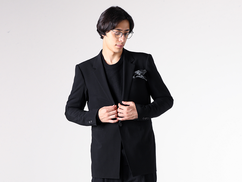 DEVOA - 25-26AW - Minimalist Knit Blending Seamlessly with a Jacket Featuring a Three-Dimensional Silhouette - Jacket Shrink-proof Wool (JKF-MMCN) - Nepal Cashmere Knit Sweater (CK-NCRPO) - Hand Printing Silk Pocket Chief (CA-TTSP) - Clip On Sunglasses (RG1999TVA) 1-001